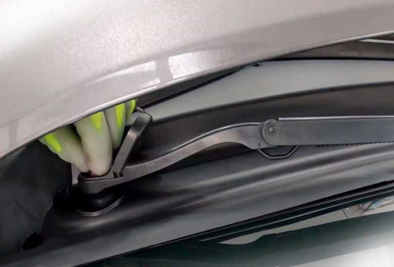 How to Stop Windshield Wipers from Squeaking? 3 Ways to Try!