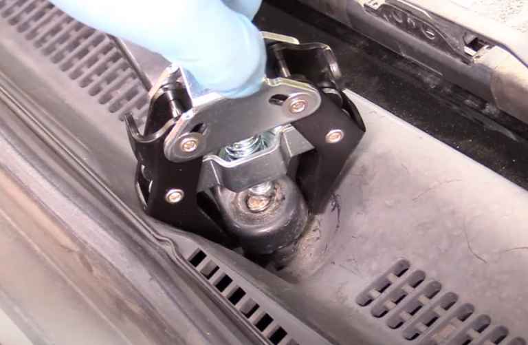 How to Replace Windshield Wipers on Jeep Liberty?