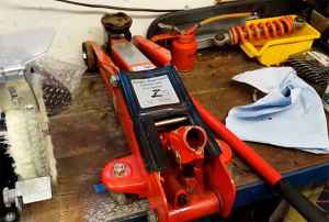 How to fix a floor jack that won't lift 