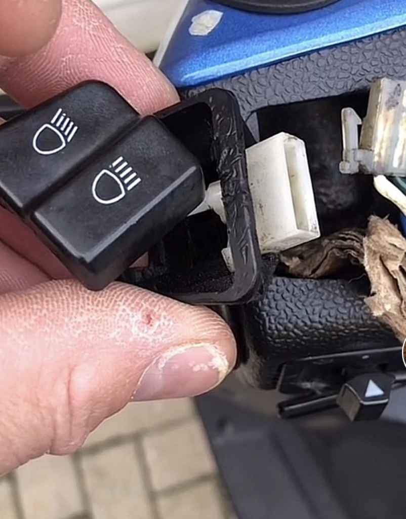 What Are the Symptoms of a Bad Headlight Switch?