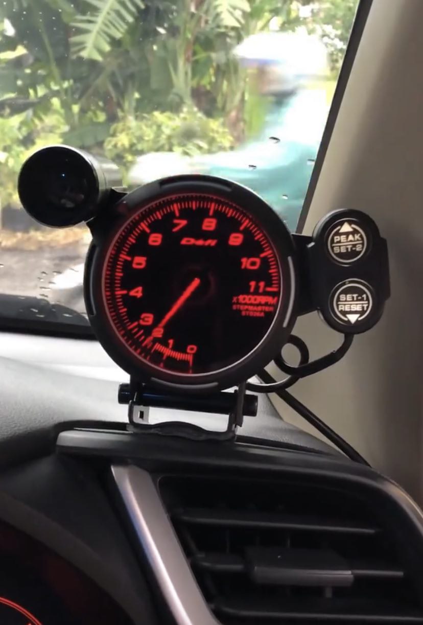 How to Install a Tachometer in Your Car 